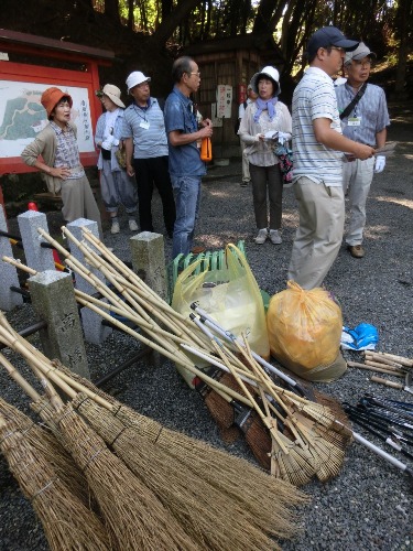 2567-12.9.12吉田神社美化　活動前風景.jpg